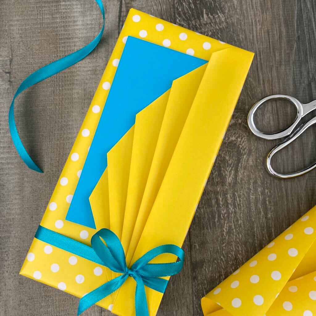 Fan Pleats Gift Wrapping (Reversible Paper)