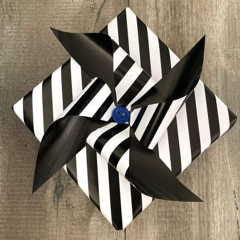 Pinwheel Gift Wrapping (Reversible Paper)