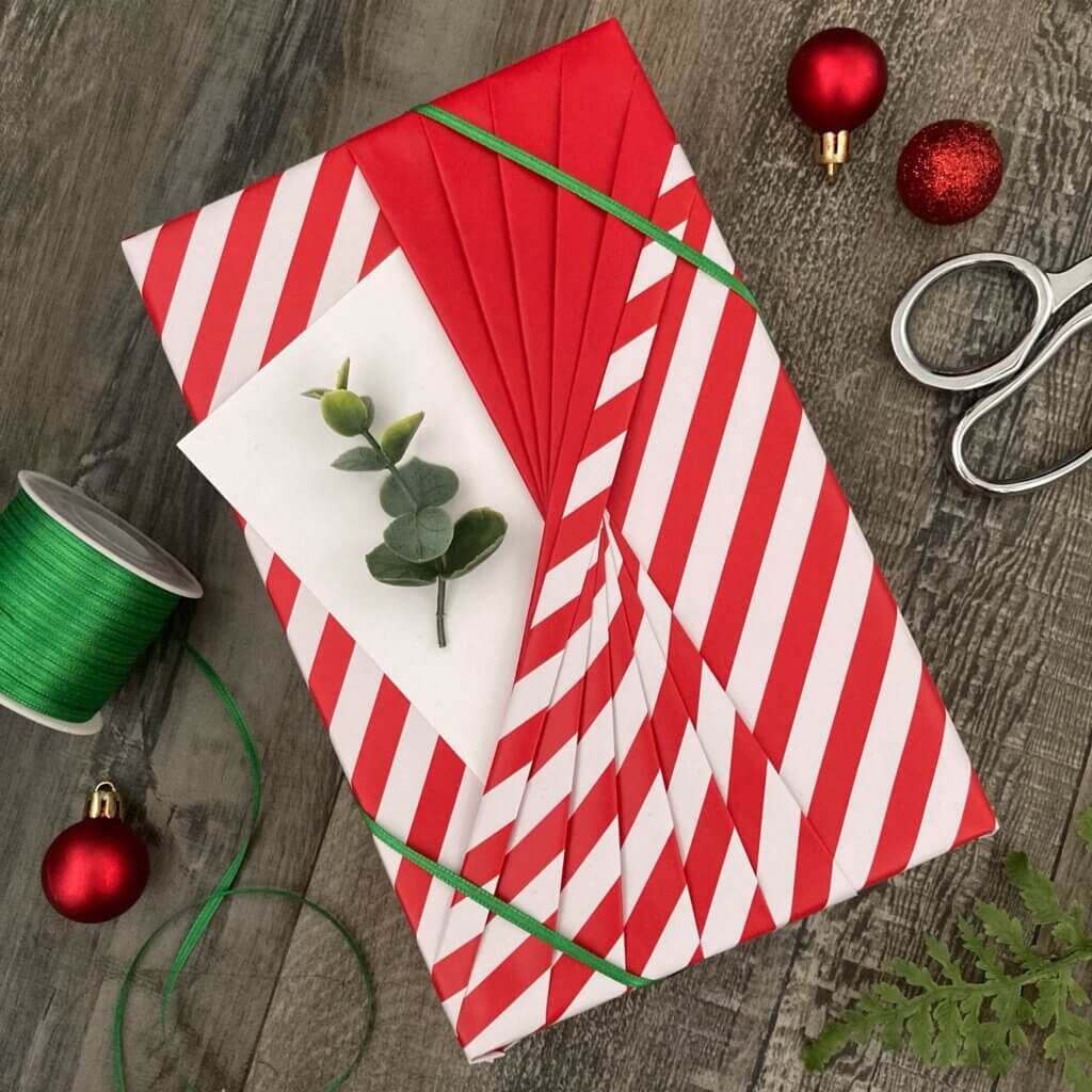 Twisted Bow Gift Wrapping (Reversible Paper)